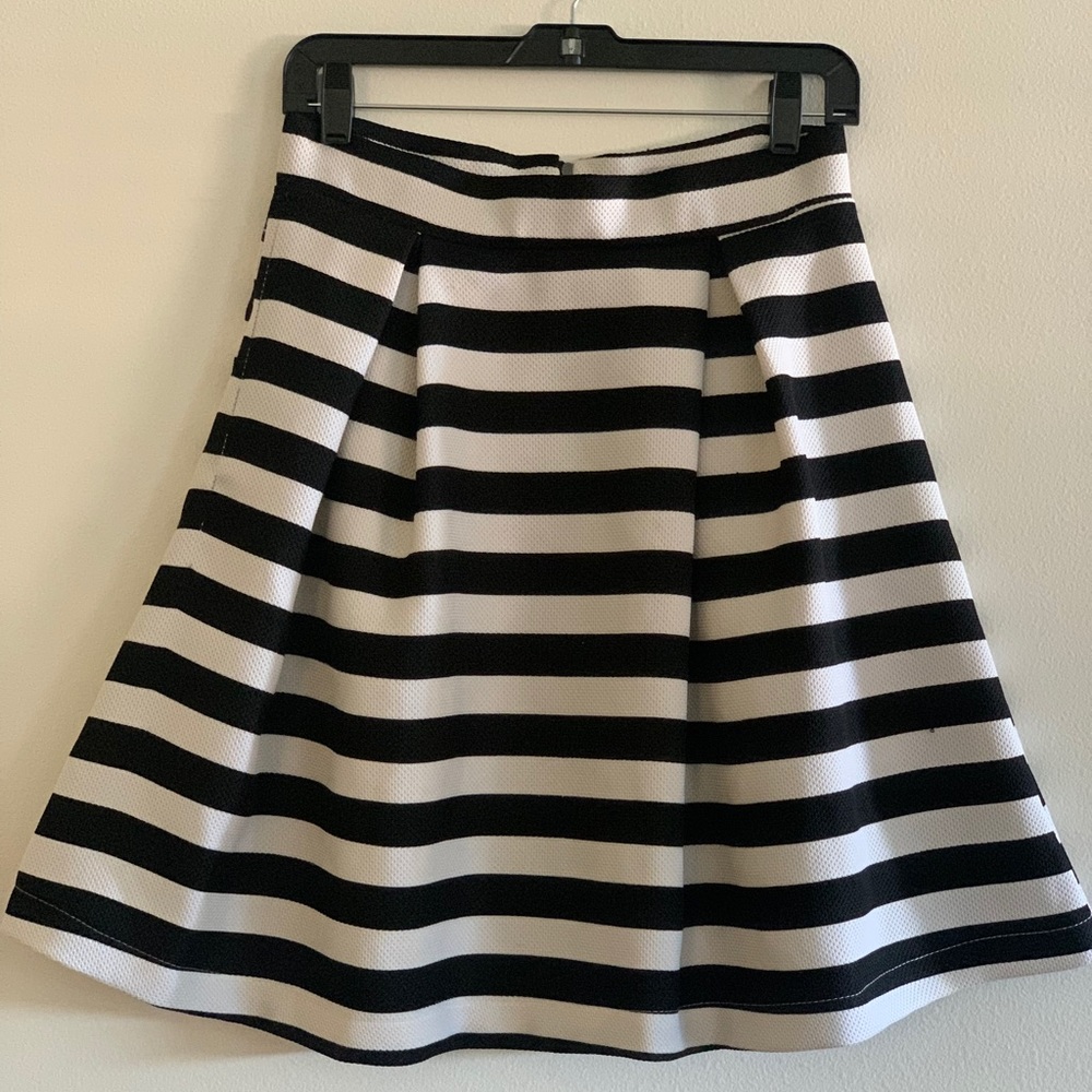 Haute Monde Black & White pleated Skirt